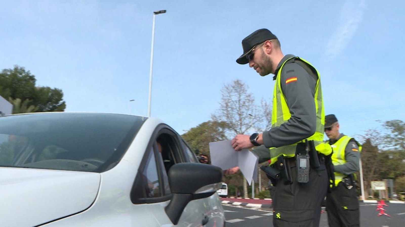 Un guàrdia civil inspecciona un vehicle