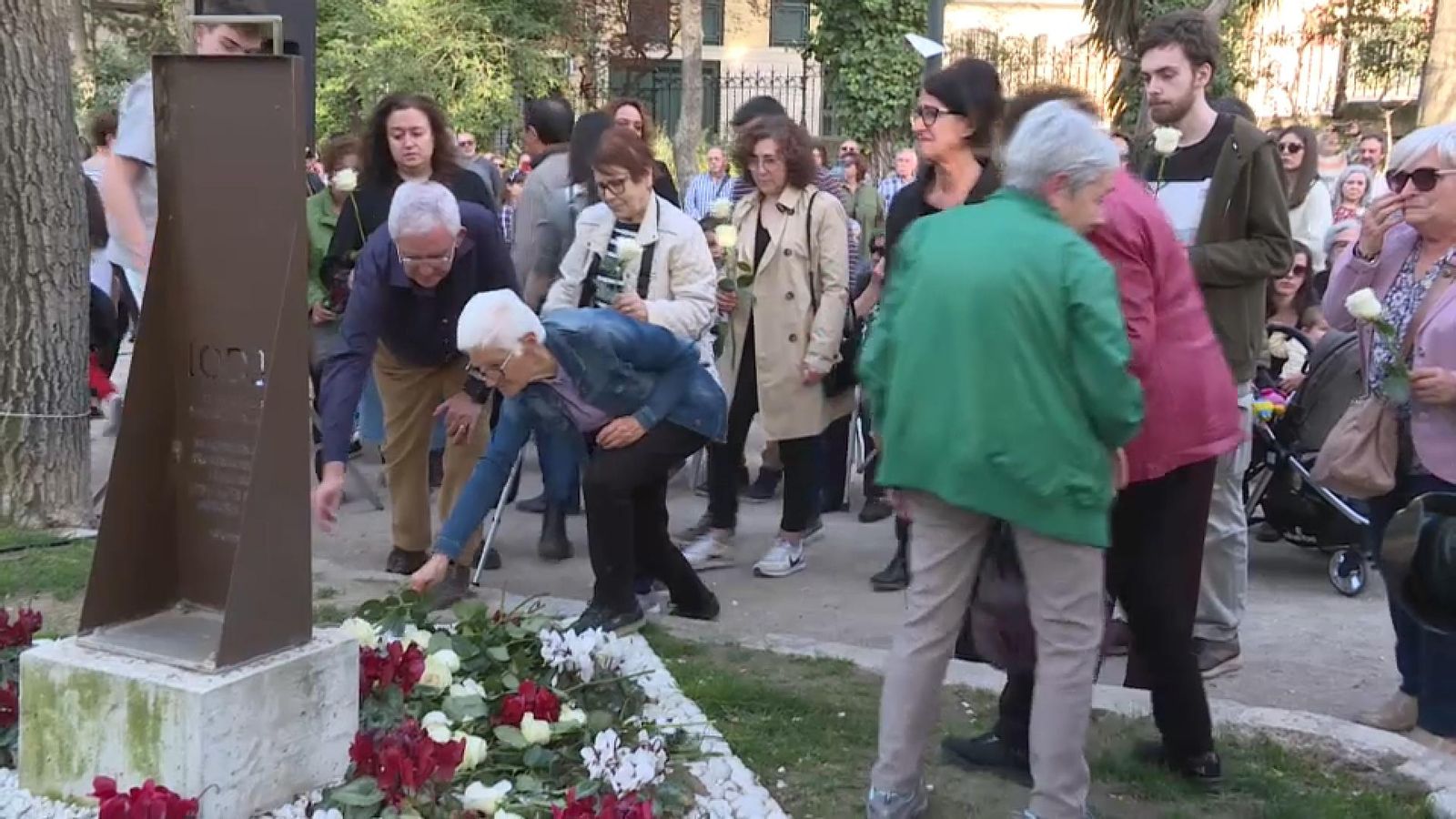 Moment en què els familiars deixen roses al monòlit
