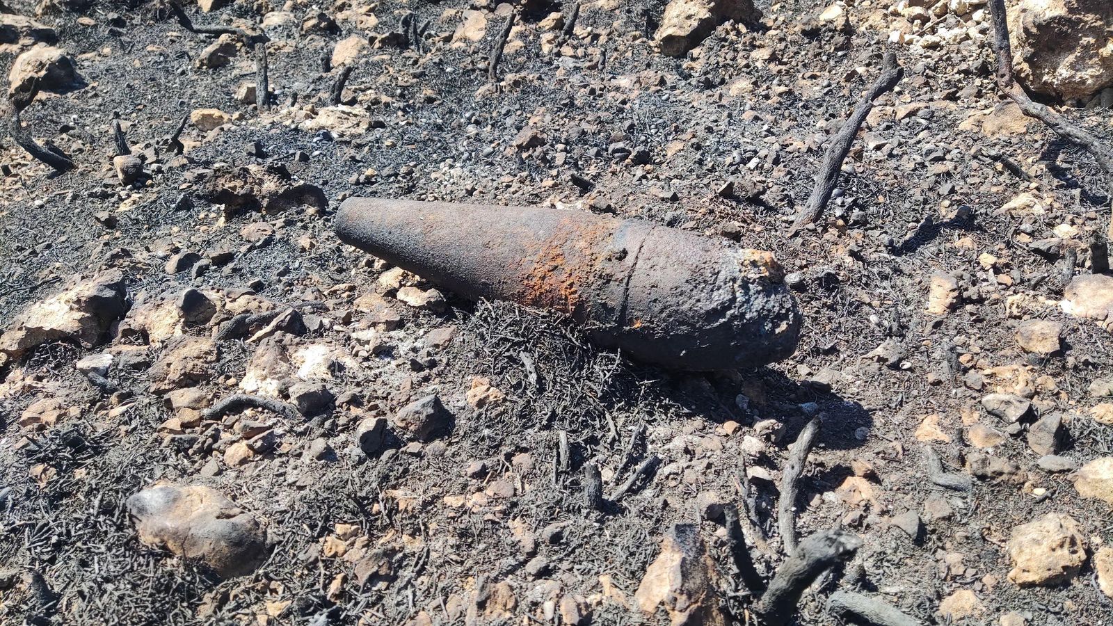 Un dels dos projectils de la Guerra Civil que van trobar durant les tasques d'extinció de l'incendi de Begís Un dels dos projectils de la Guerra Civil que van trobar durant les tasques d'extinció de l'incendi de Begís