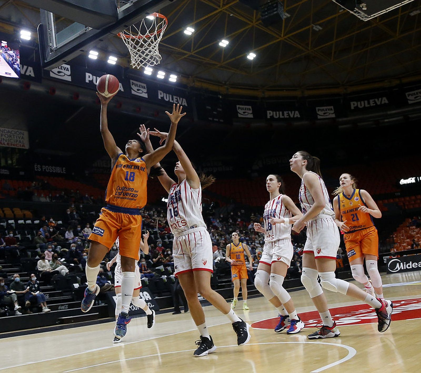 La jugadora del València Basket, Celeste Trahan-Davis, en el xoc contra l'Estrela Roja a la Fonteta