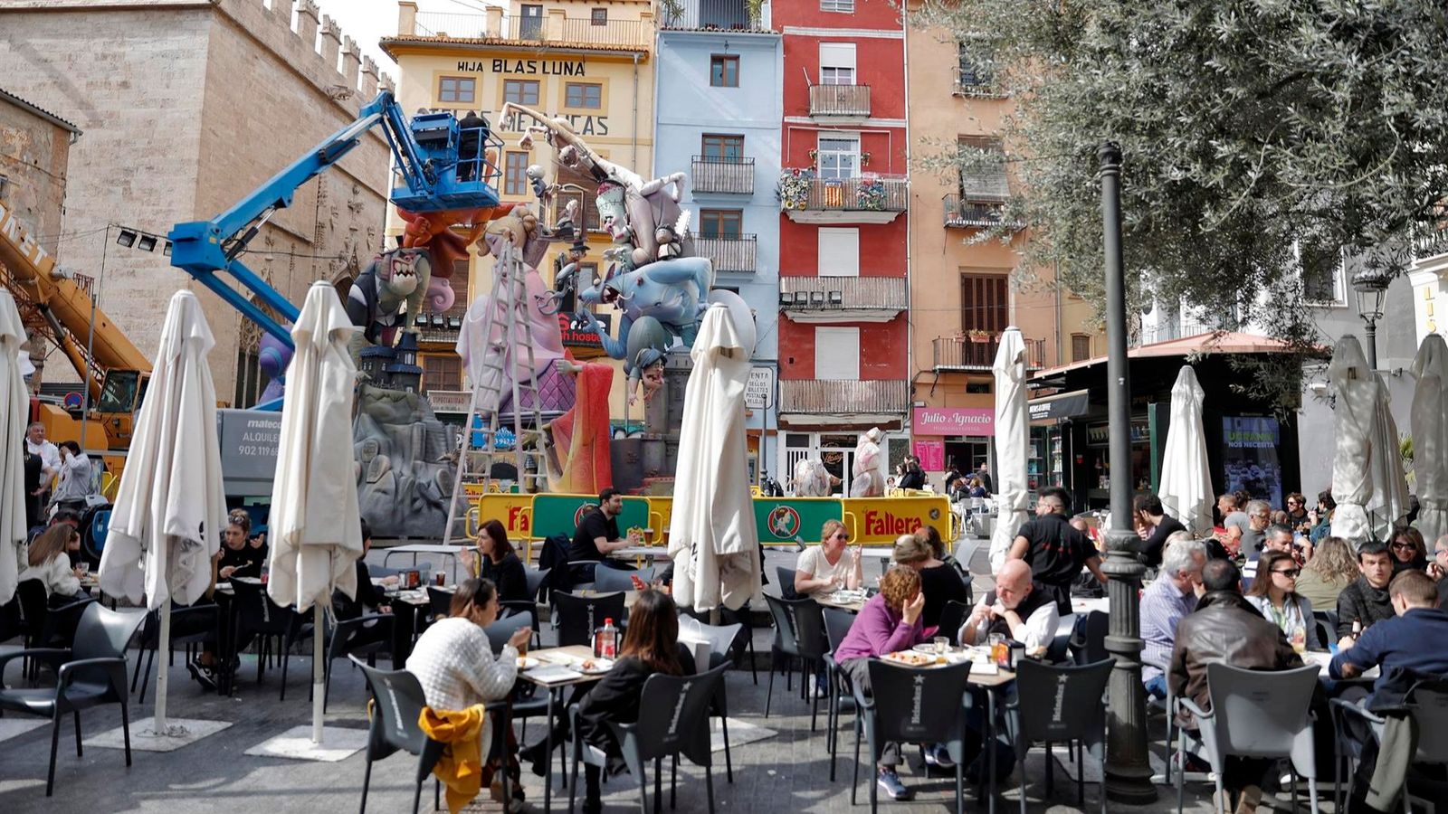 Les terrasses s'omplen a prop dels monuments fallers