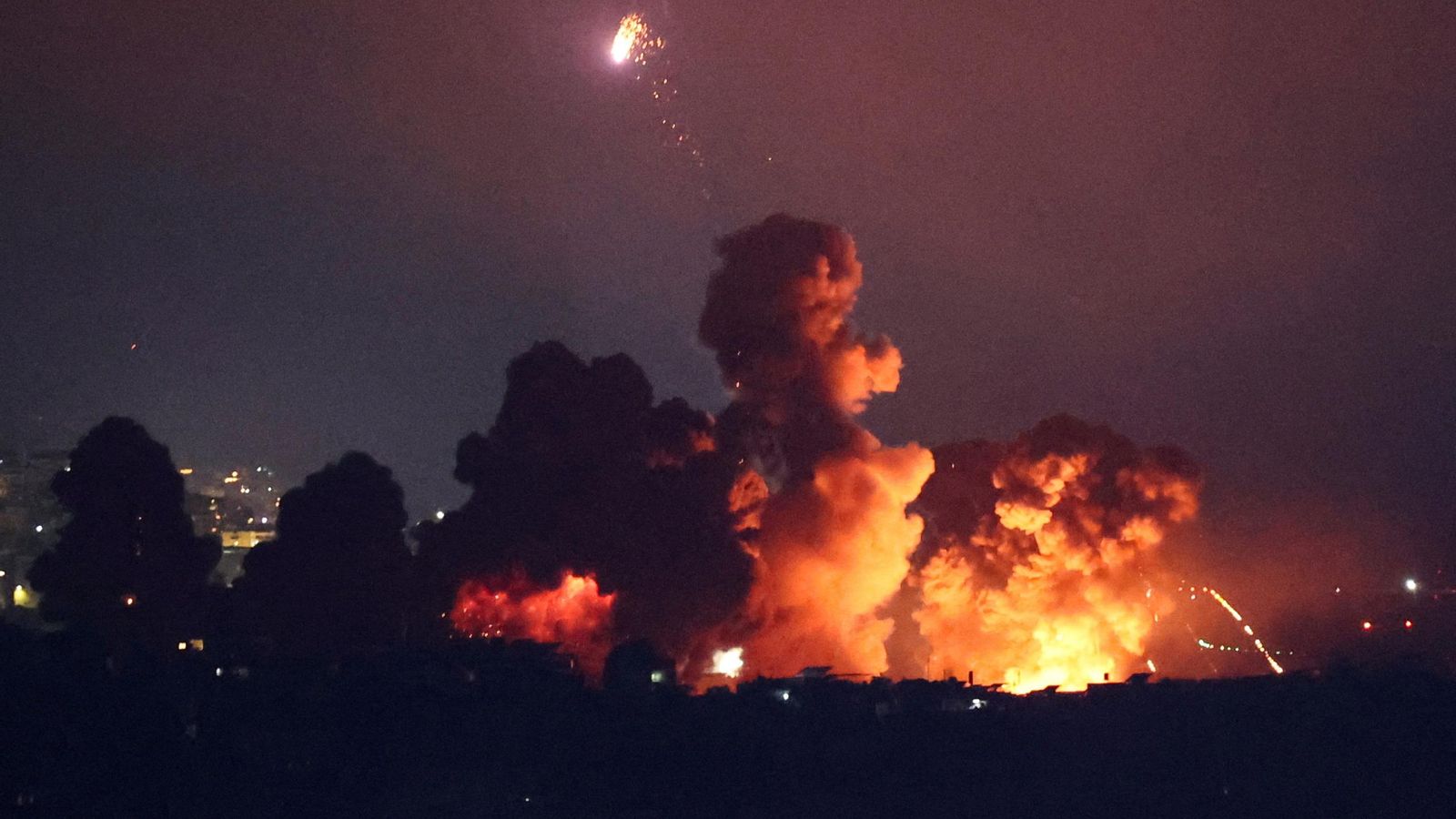 En imatge, l'explosió d'un dels projectils que Israel ha llançat en la mitjanit als suburbis de Beirut