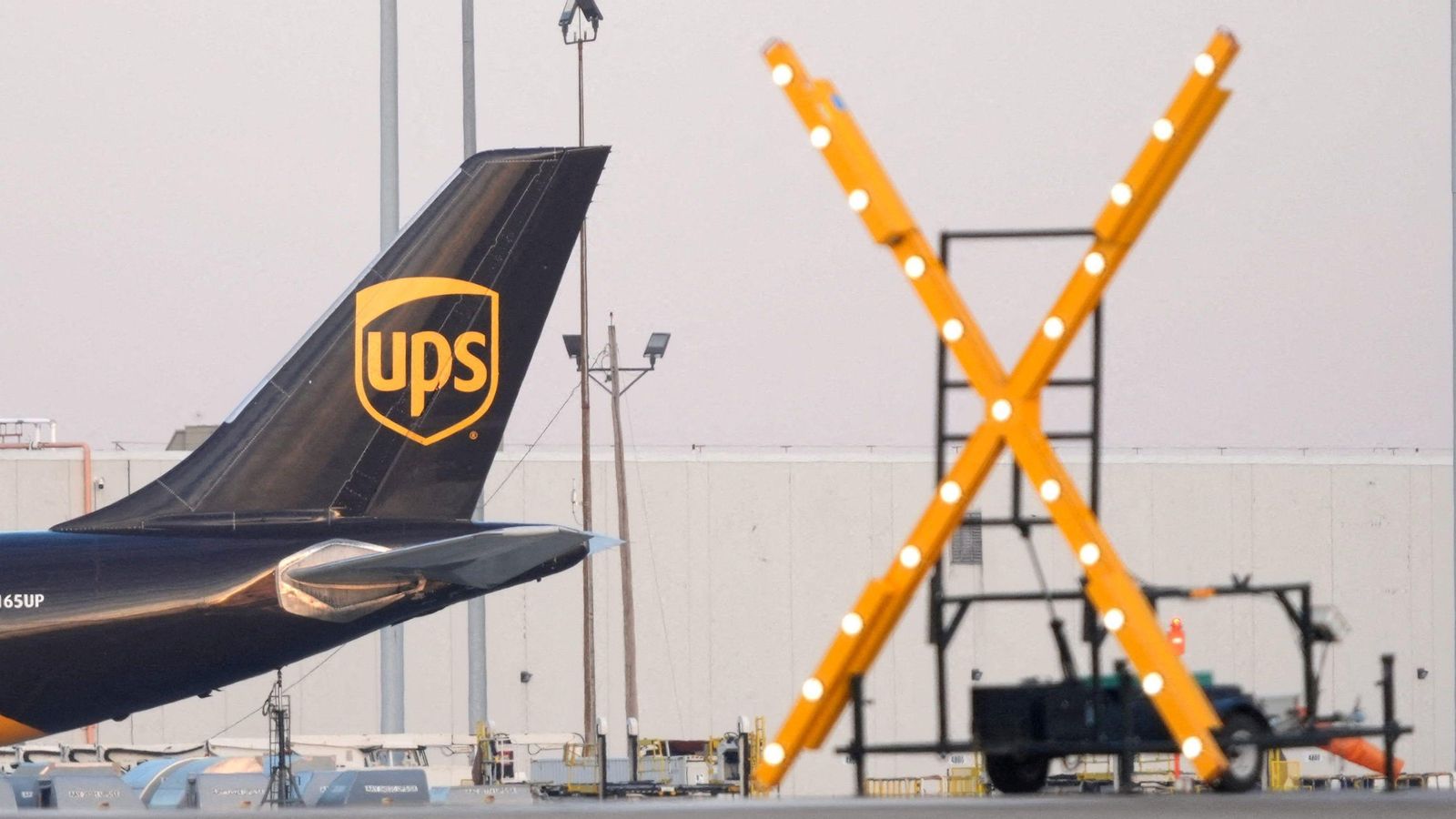 Zones tancades a l’aeroport de Louisville (Kentucky, EUA) després de l’accident d’un avió de càrrega de UPS, el 5 de novembre de 2025. Michael Clevenger/USA Today Network via REUTERS.