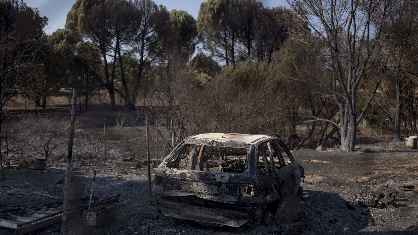 Un vehicle arrassat en una dels paratges afectats per l'incendi d'Àvila