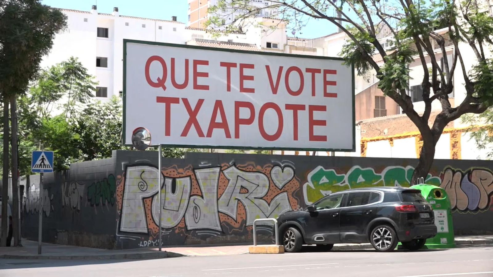 Tanca amb el lema 'Que te vote Txaopte' a Castelló de la Plana