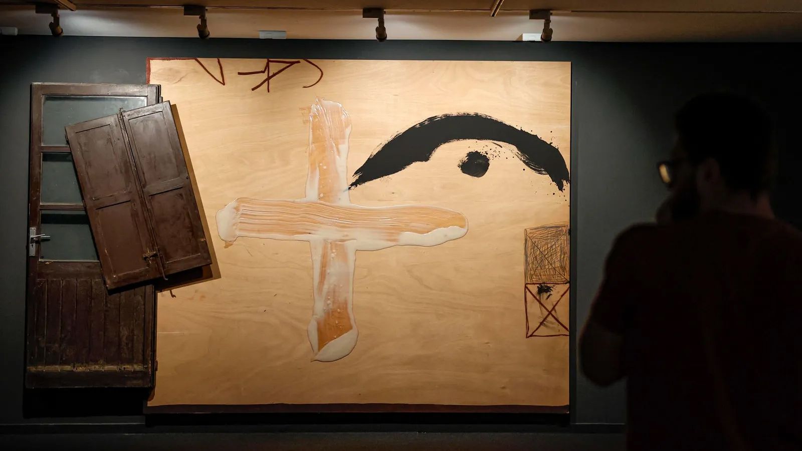 Una de les obres que integren l'exposició de l'última dècada de Tàpies