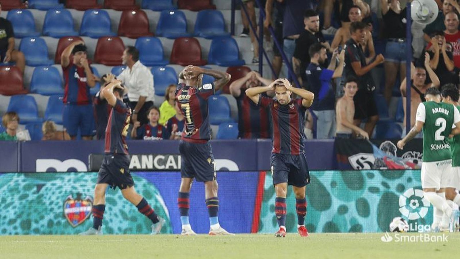 Els jugadors del Llevant es lamenten després d'una ocasió fallada