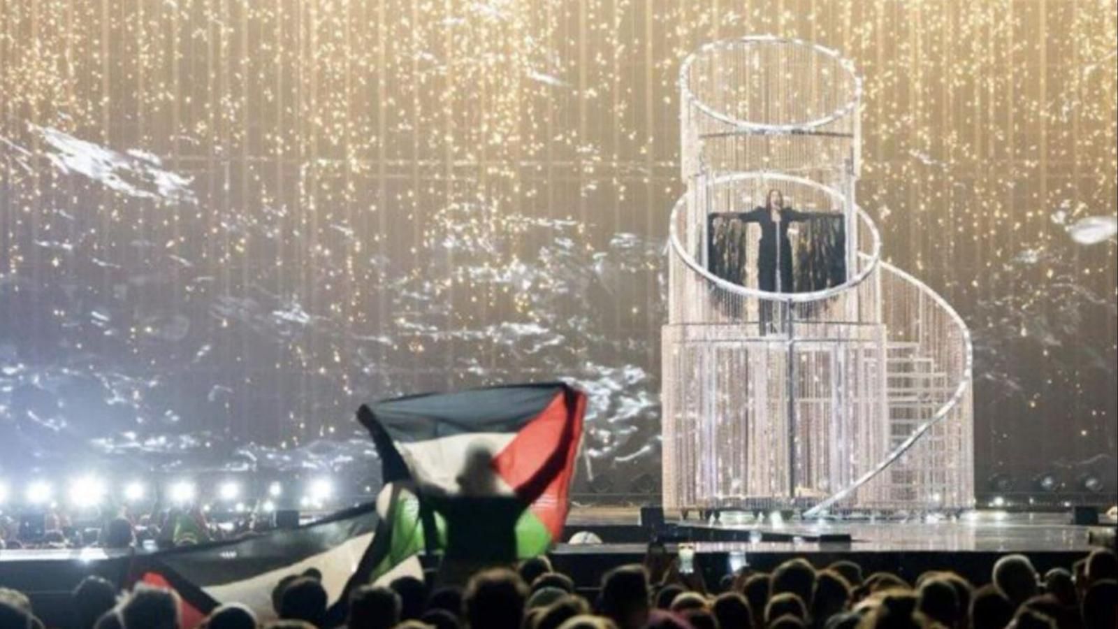 Actuació d'Israel durant la final d'este dissabte, amb algunes persones protestant amb banderes palestines