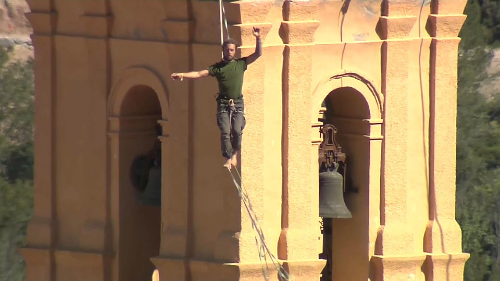 Tres línies pengen del campanar de Cirat i sobrevolen el poble