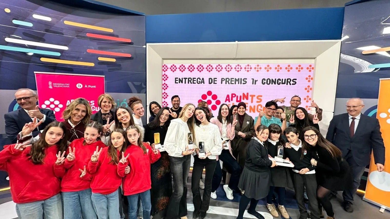 Els guanyadors del primer concurs d'Apunts de LLengua amb el director general de Política Lingüística, Vicent Satorres, i el director general d'À Punt, Francisco Aura