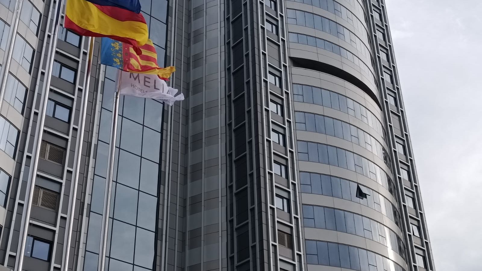 Imatge de l'hotel on s'han trobat els cossos sense vida d'una dona i el seu fill