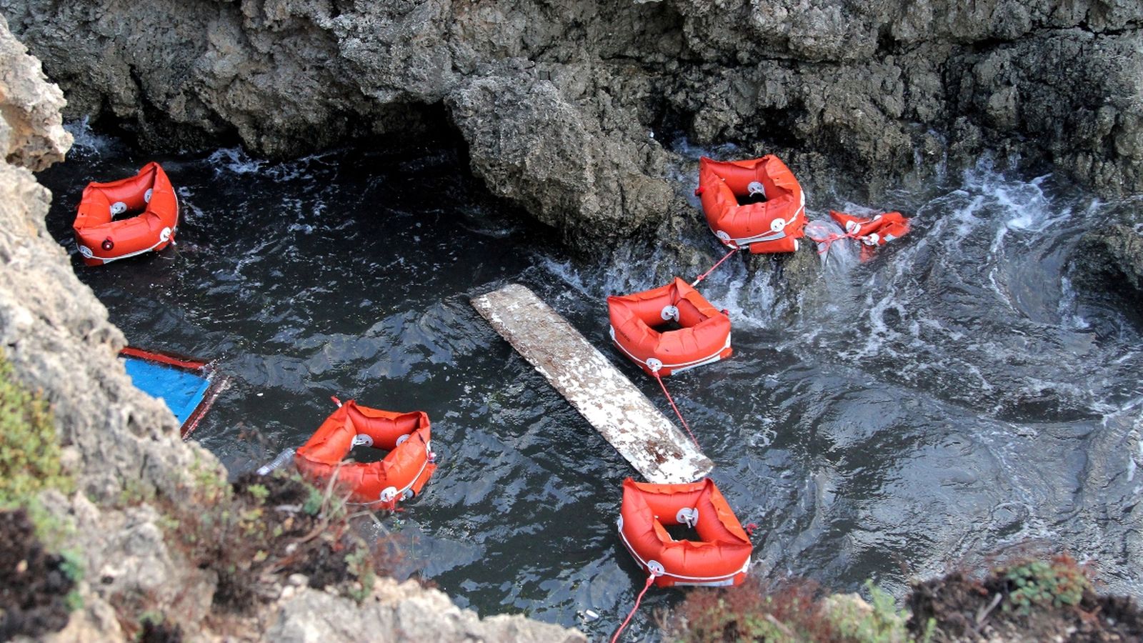 Restes de flotadors que s'han emprat en el rescat dels migrants d'una nau que havia bolcat a les costes de l'illa