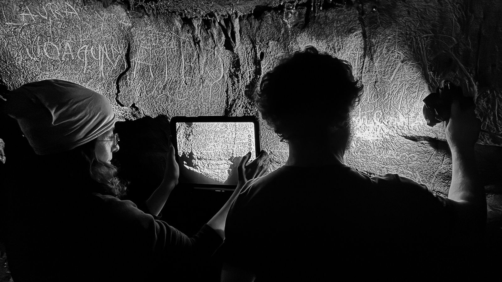 Un dels membres de l'equip d'investigació durant les taques de documentació i anàlisi de les inscripcions