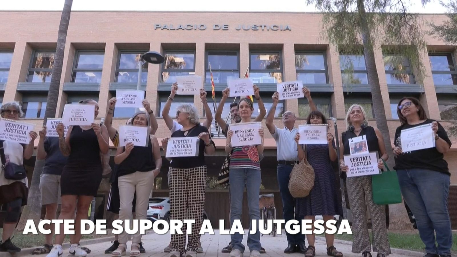 Concentració a les portes del jutjat de Catarroja