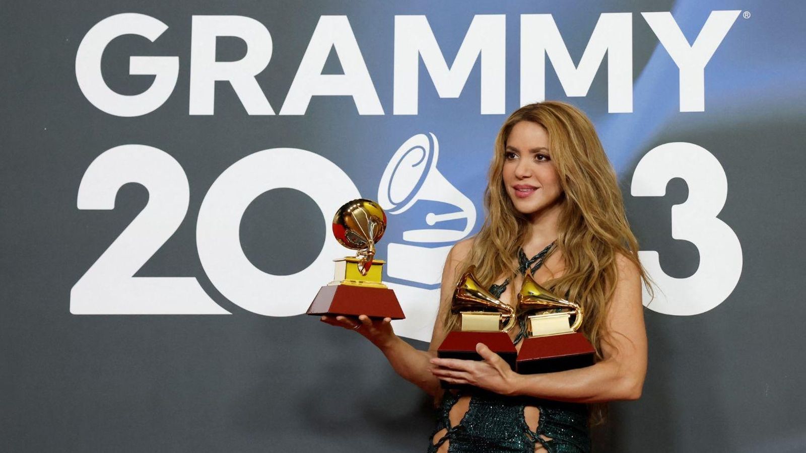 Shakira posa sobre la catifa roja del Palau de Congressos de Sevilla, amb els tres Grammy Llatins aconseguits