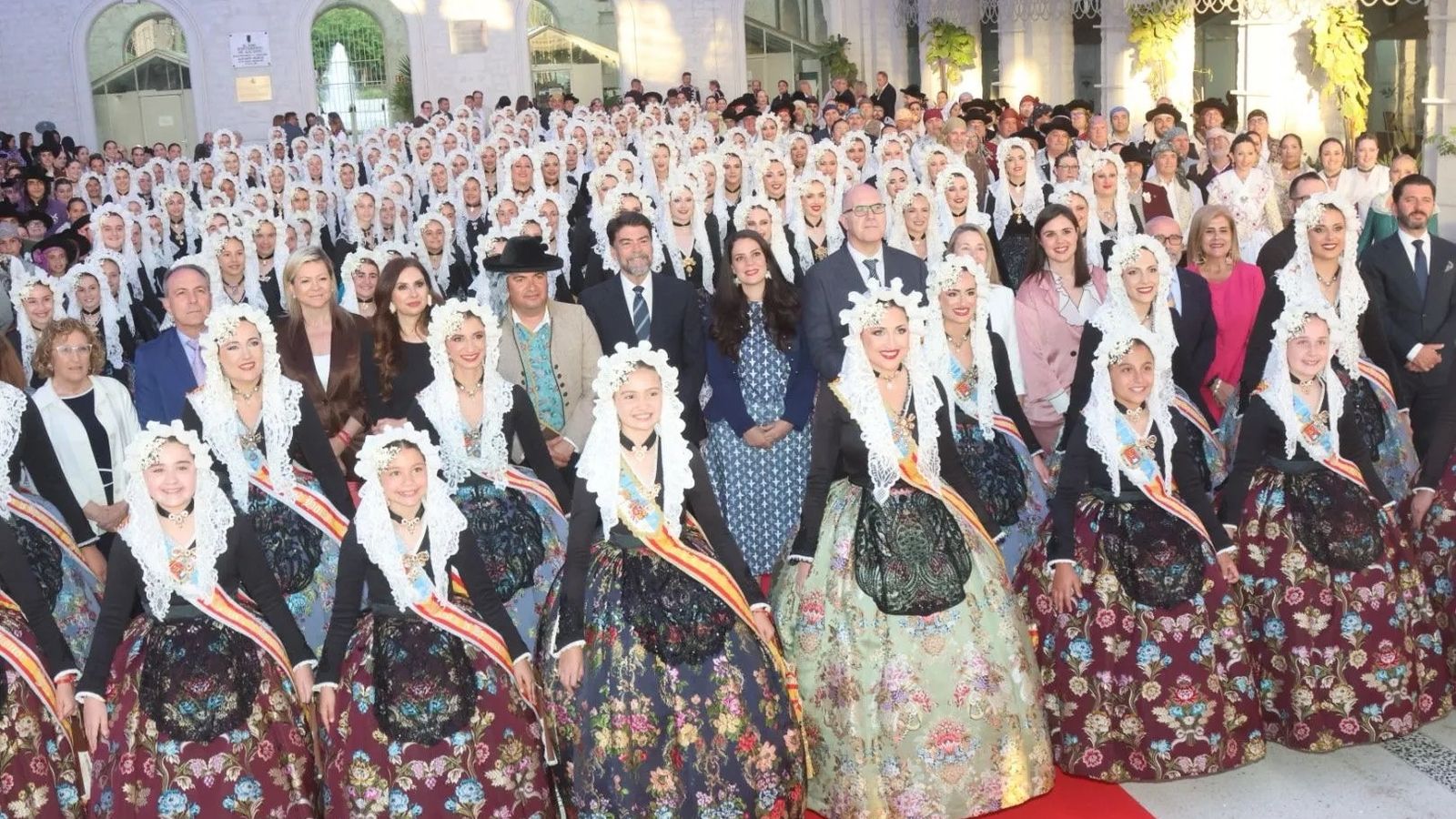 L'Ajuntament d'Alacant va rebre a les candidates a belleses del foc 2026