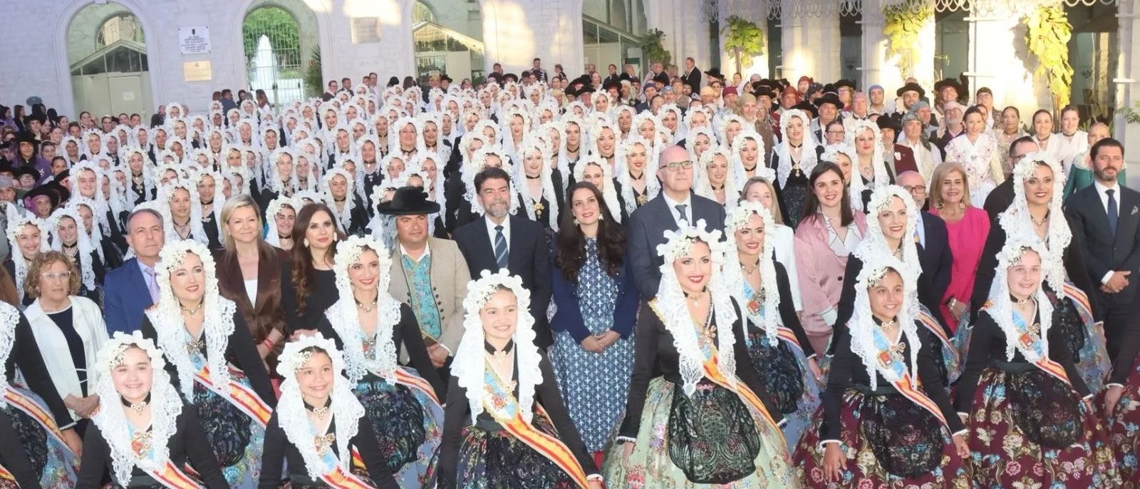 L'Ajuntament d'Alacant va rebre a les candidates a belleses del foc 2026