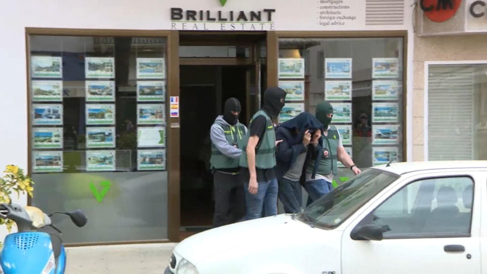 L'autor confés ix de la immobiliària acompanyat per la Guàrdia Civil