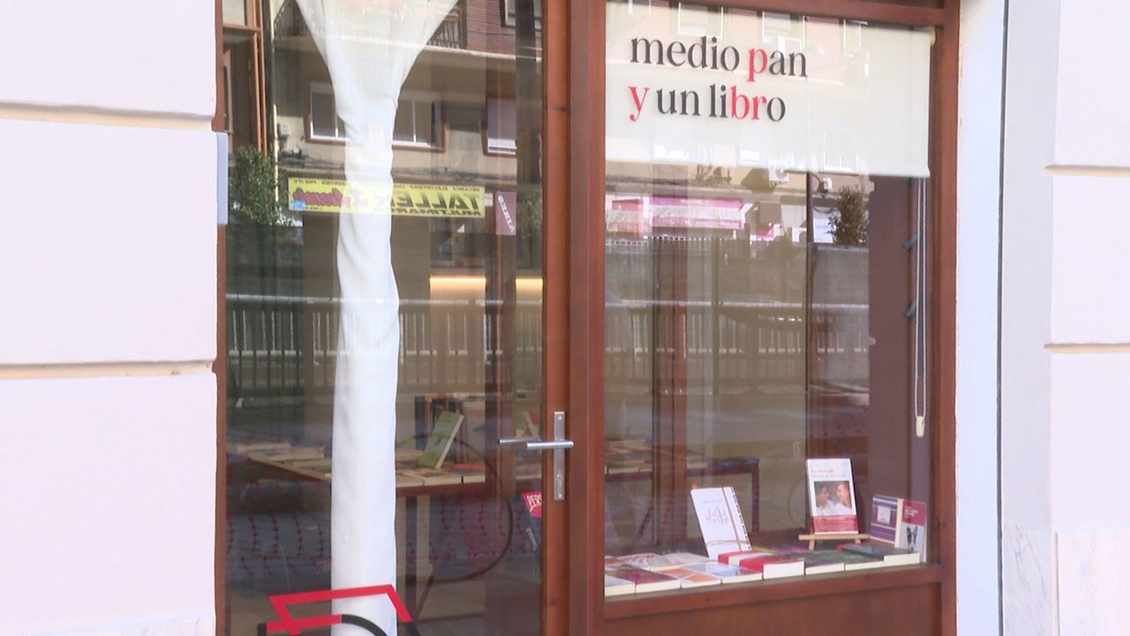 Façana de la llibreria Medio Pan y un Libro