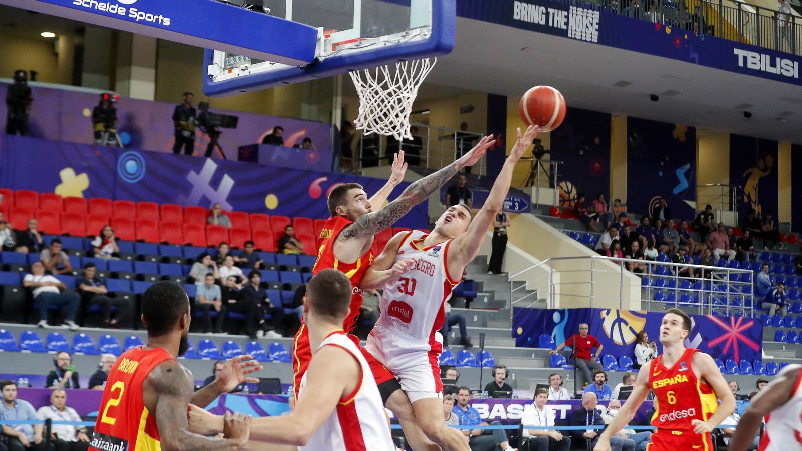 Juancho Hernangómez lluita per una pilota en defensa