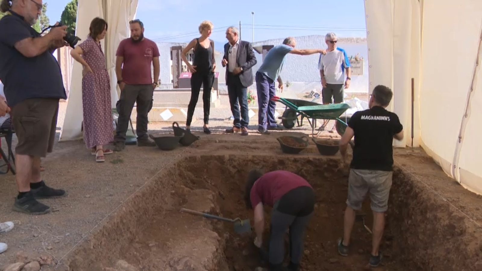 La consellera de Qualitat Democràtica, Rosa Pérez, visita la segona fase de les exhumacions de Castelló.
