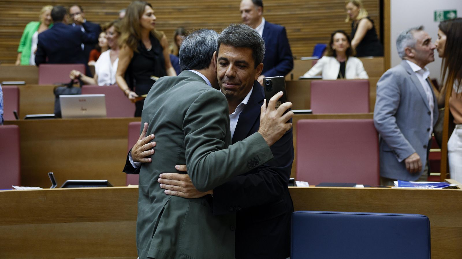 El president, Carlos Mazón, abraça el fins ara vicepresident primer, Vicente Barrera, este dijous a les Corts El president Carlos Mazón abraça al fins ara vicepresident primer, Vicente Barrera, este dijous a les Corts