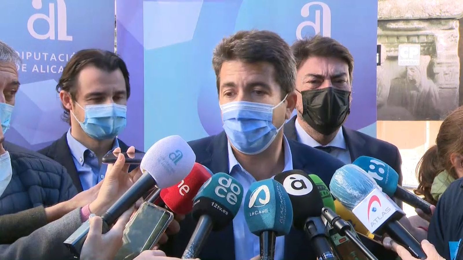 Carlos Mazón atén els mitjans de comunicació abans de començar la reunió amb els alcaldes de la província