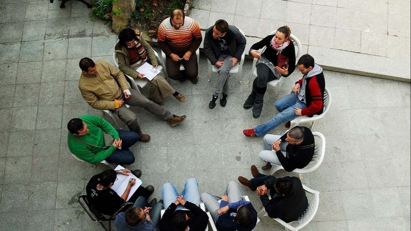 Diverses persones en rogle durant una sessió de Projecte Home