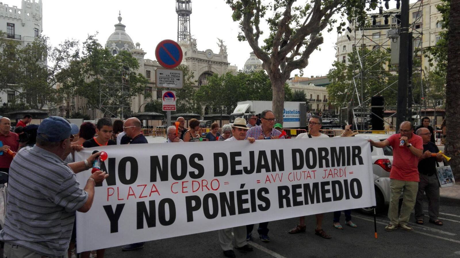 Manifestació del veïnat afectat pel soroll a la plaça del Cedre