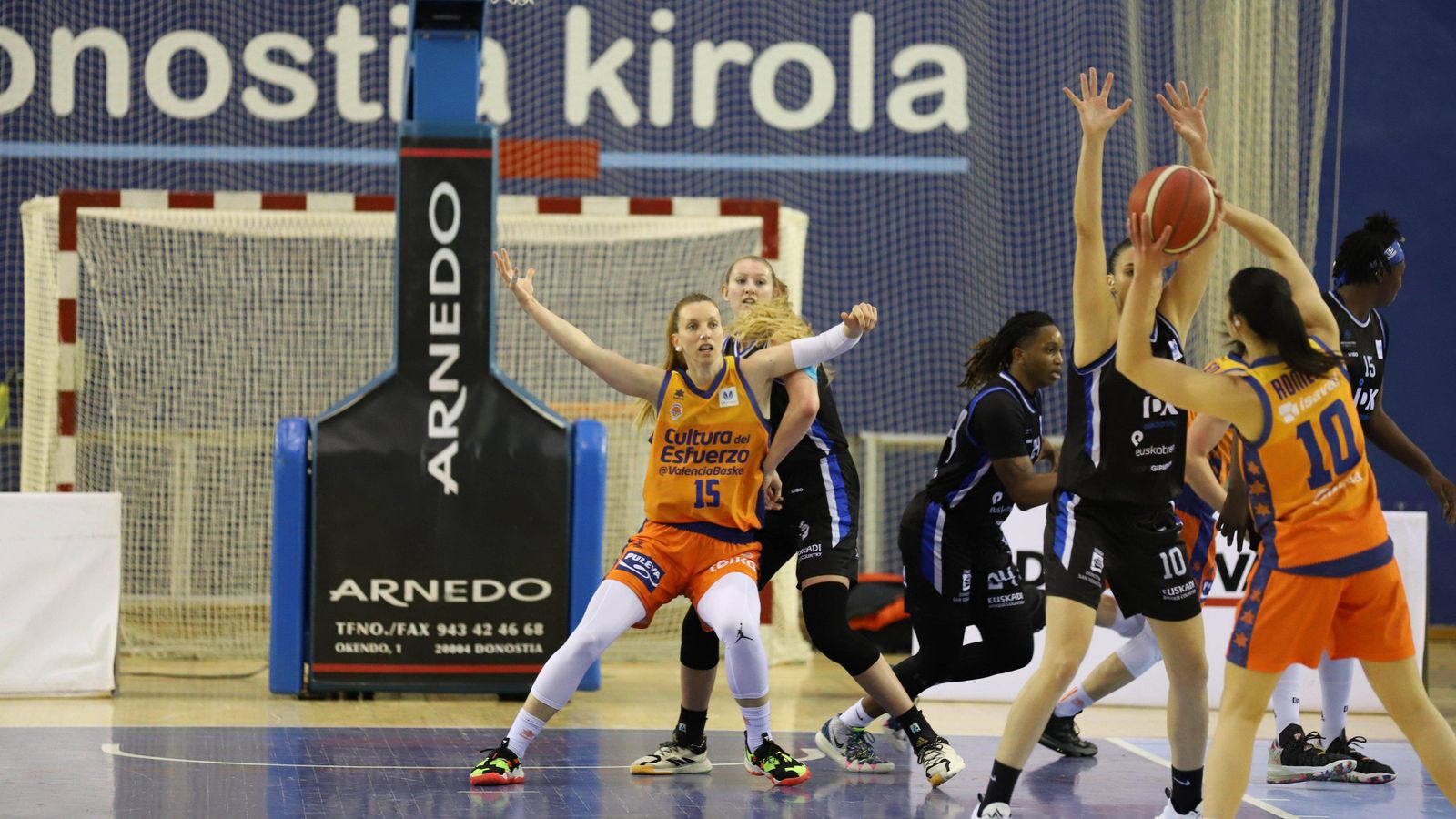 La jugadora del València Basket, Laura Gil, s'ha hagut de retirar del partit per una lesió al turmell