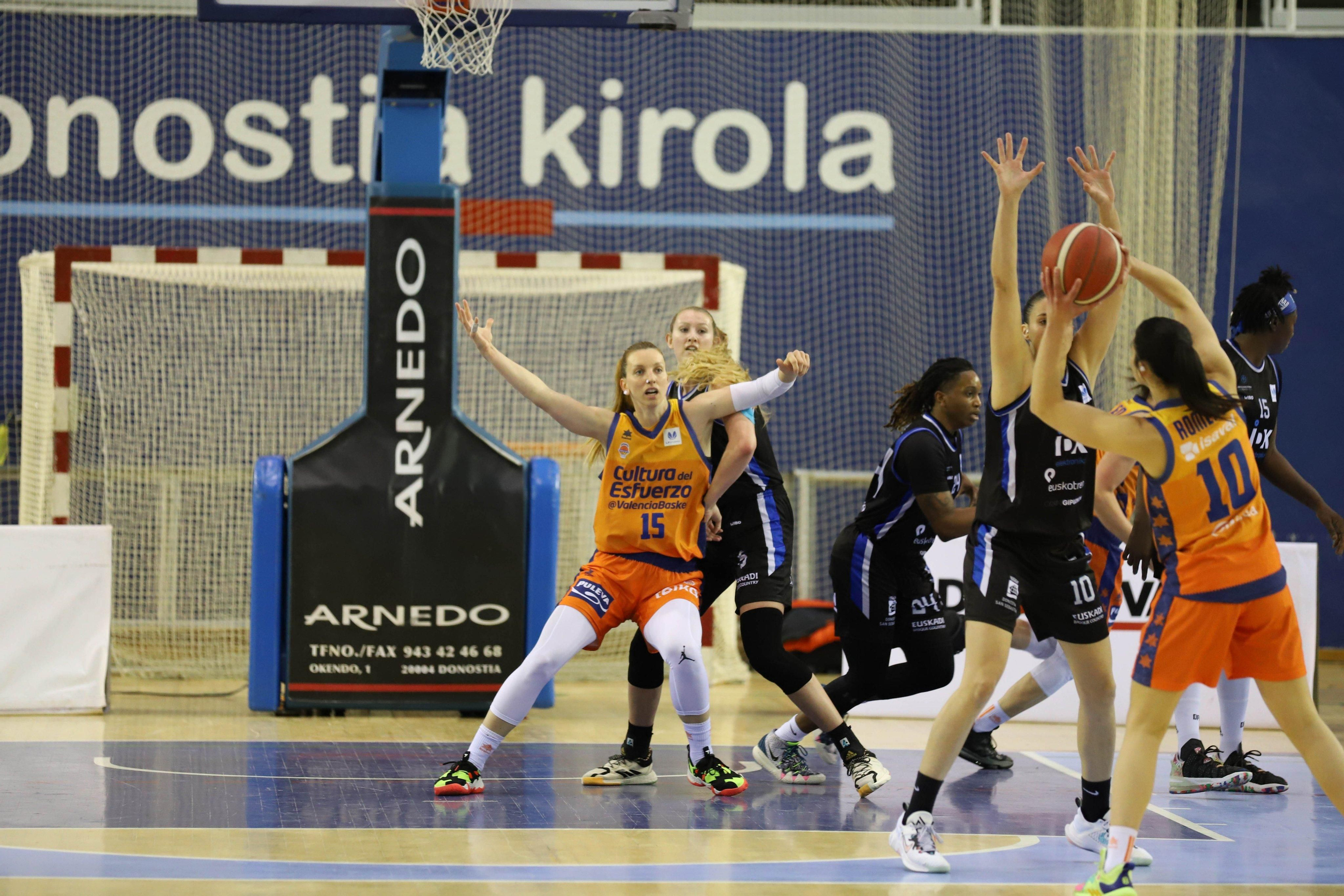 La jugadora del València Basket, Laura Gil, s'ha hagut de retirar del partit per una lesió al turmell