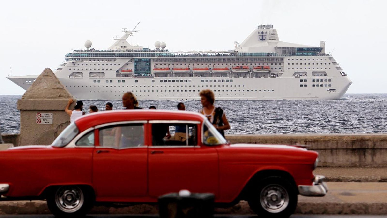 Fotografia d'arxiu que mostra un creuer amb turistes que passen enfront del Malecón a l'Havana. Efe
