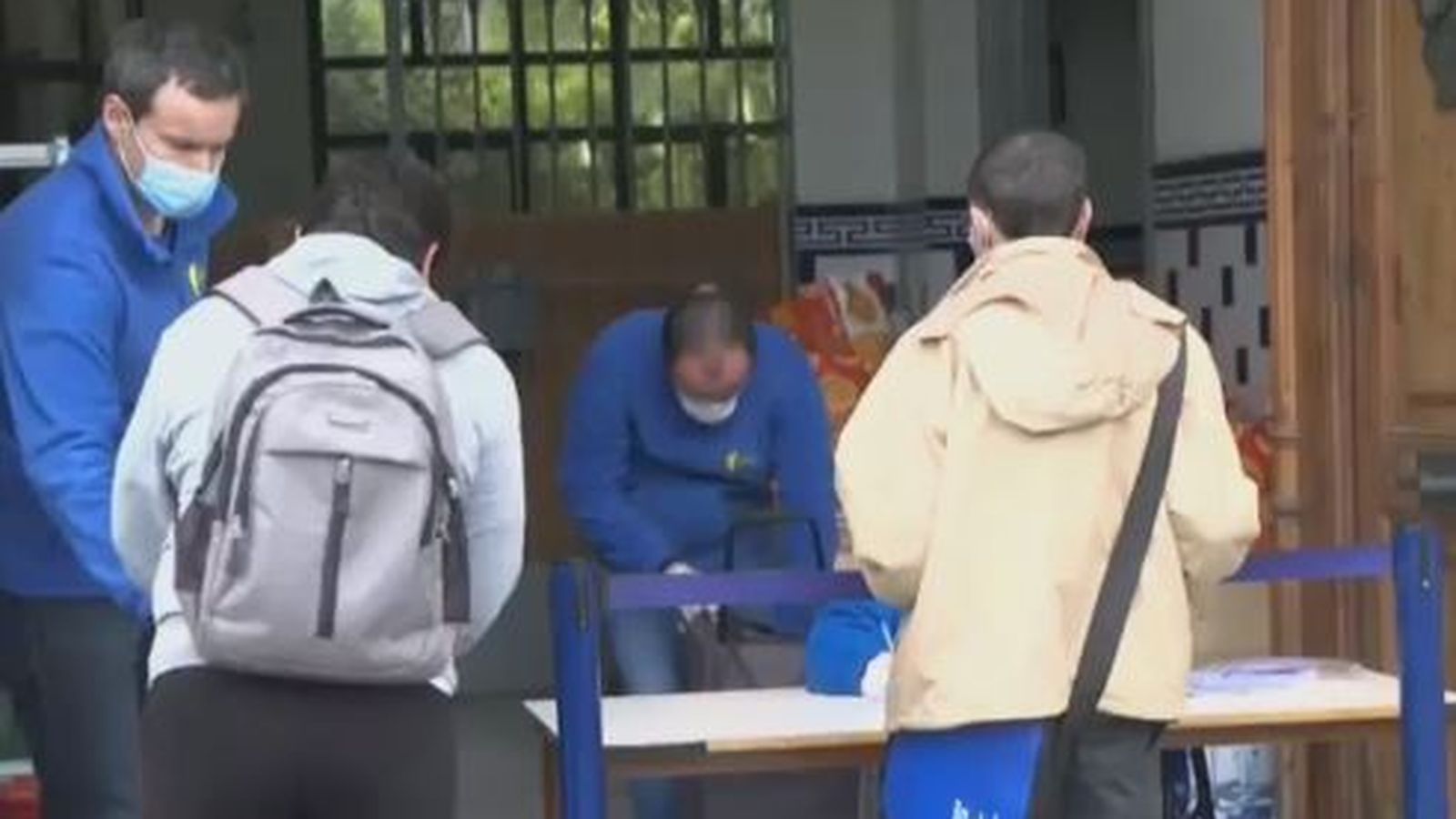 Un grup de persones fa cua a l'associació valenciana de caritat