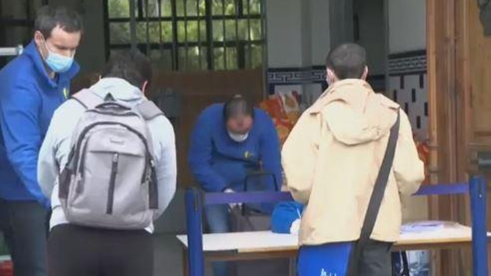 Un grup de persones fa cua a l'associació valenciana de caritat