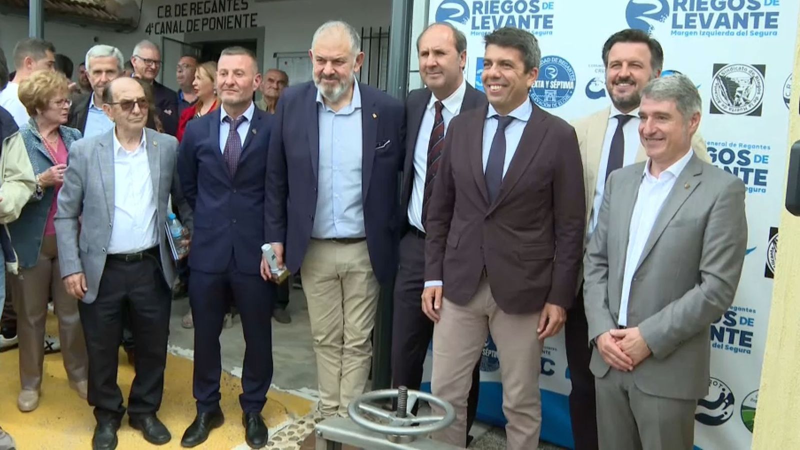 El cap del Consell, Carlos Mazón, amb representants dels regants este divendres a Oriola