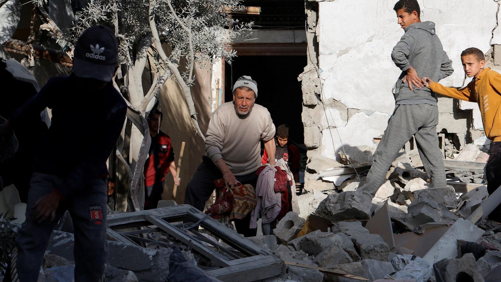 Atac israelià este dimarts contra una casa en Khan Younis, en el sud de la Franja de Gaza