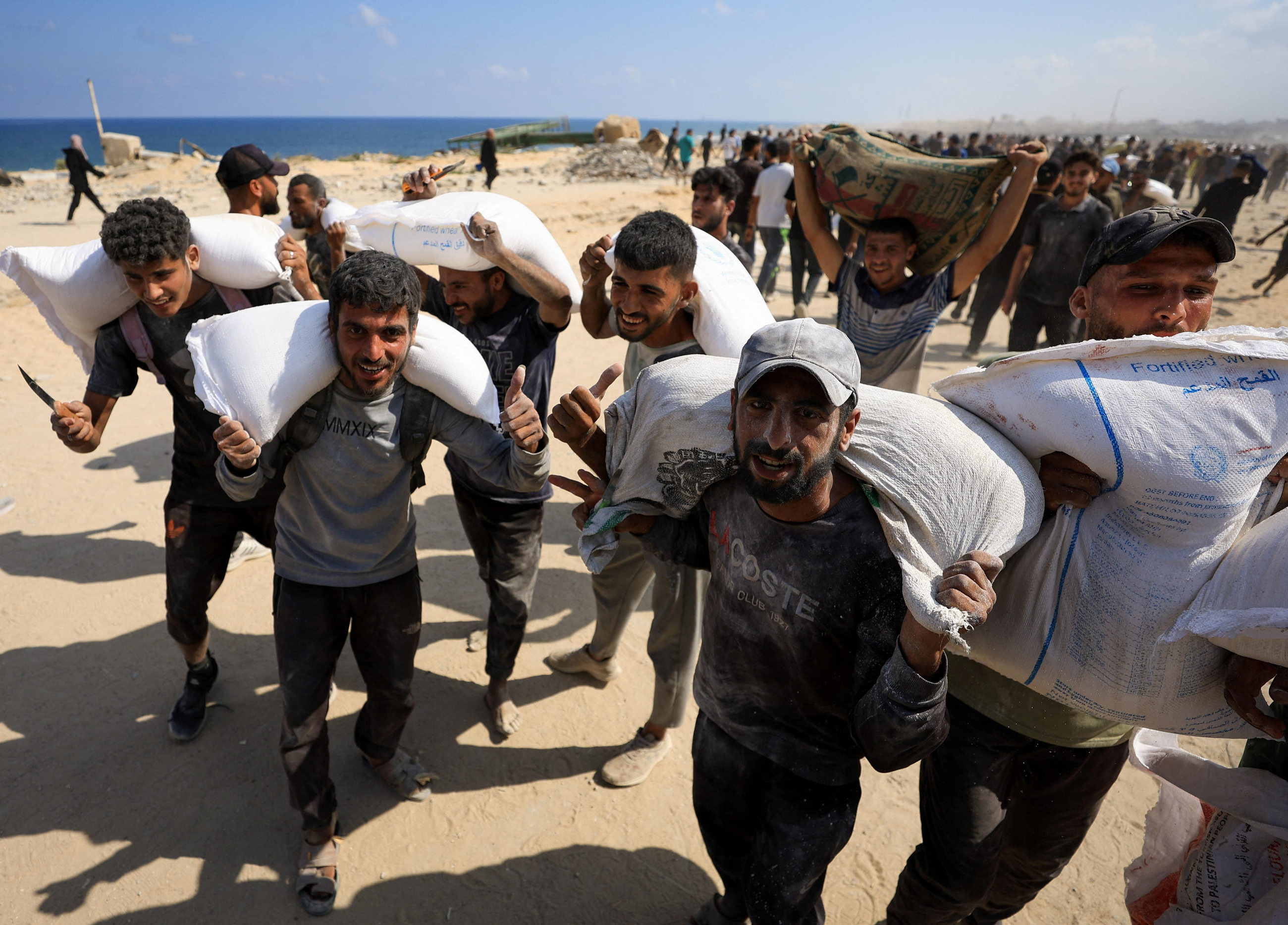 Uns palestins carreguen sacs de farina en una entrega a Beit Lahia Uns palestins carreguen sacs de farina en una entrega a Beit Lahia