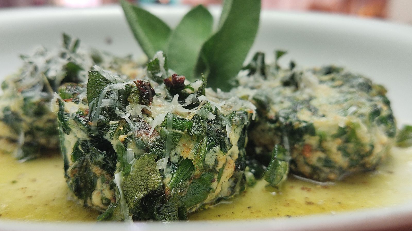 Mandonguilles d'espinacs, brull i formatge de cabra