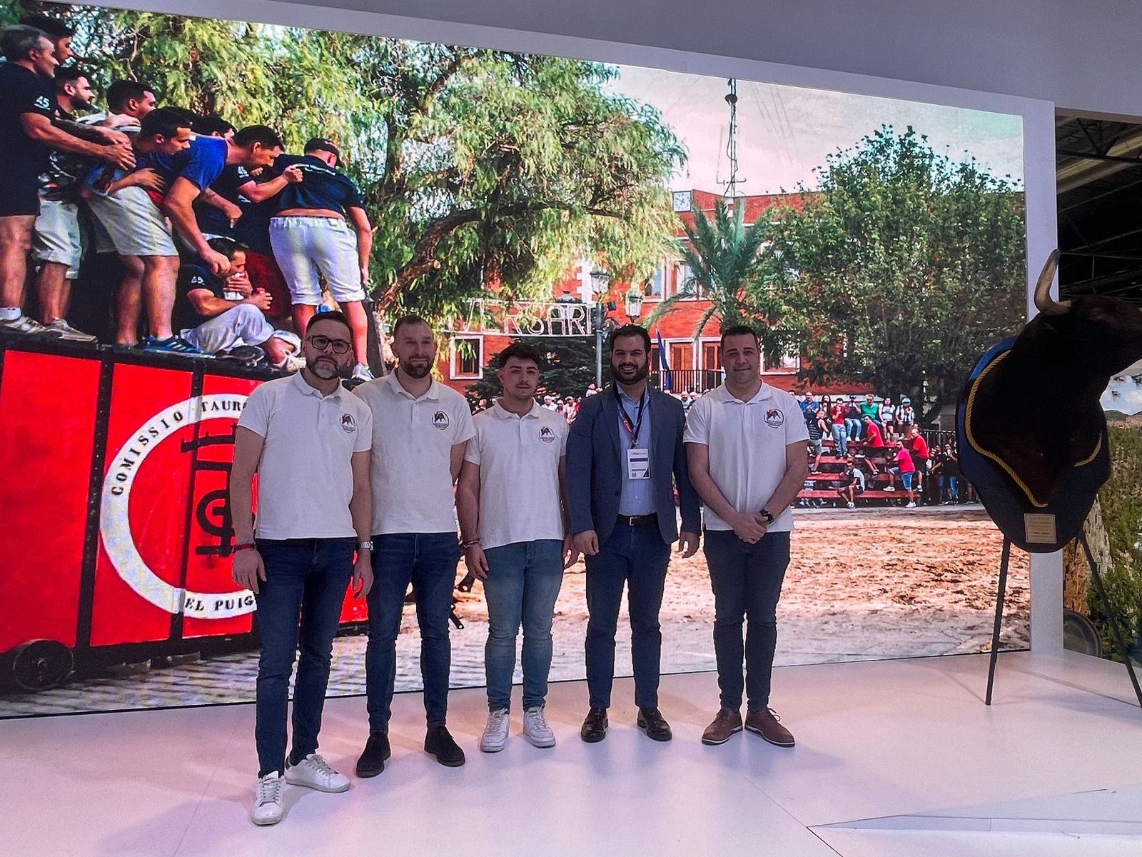 Exposició de la federació de penyes de bous al carrer en Fitur