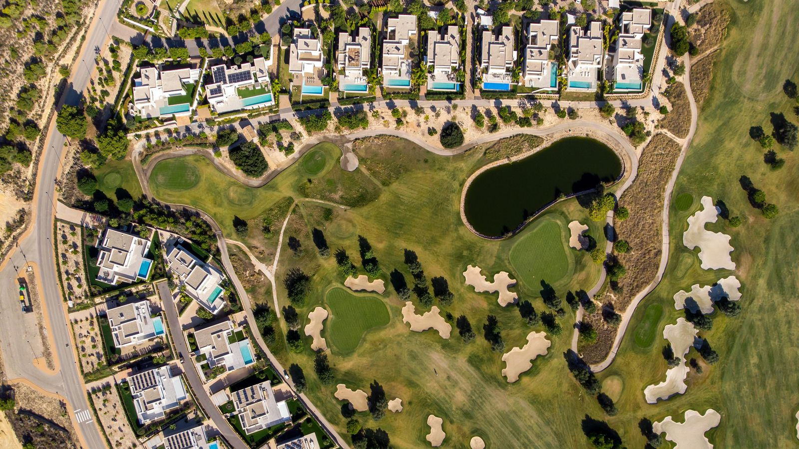 Imatge aèrea d'un complexe de golf i apartaments a la Costa Blanca