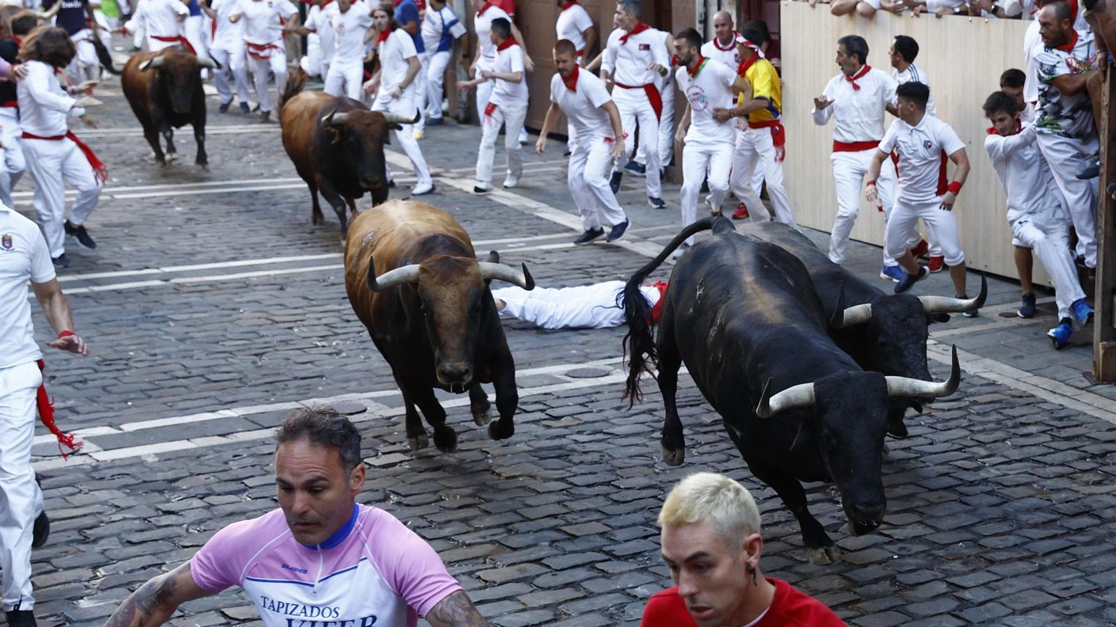 Un moment de la carrera del cinquçe 'encierro' de les festes de Sant Fermí
