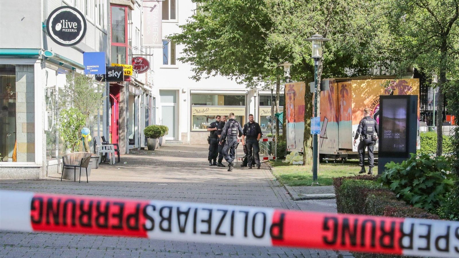 Policies treballen al lloc on un individu ha matat a ganivetades tres persones i n'ha ferit huit més, a Solingen (Alemanya)