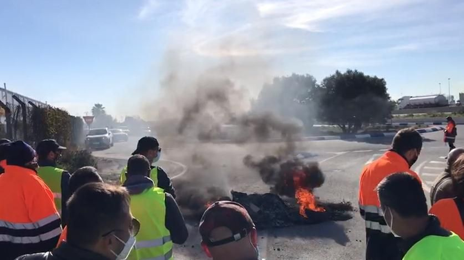 Els treballadors han provocat diversos incendis durant la seua protesta