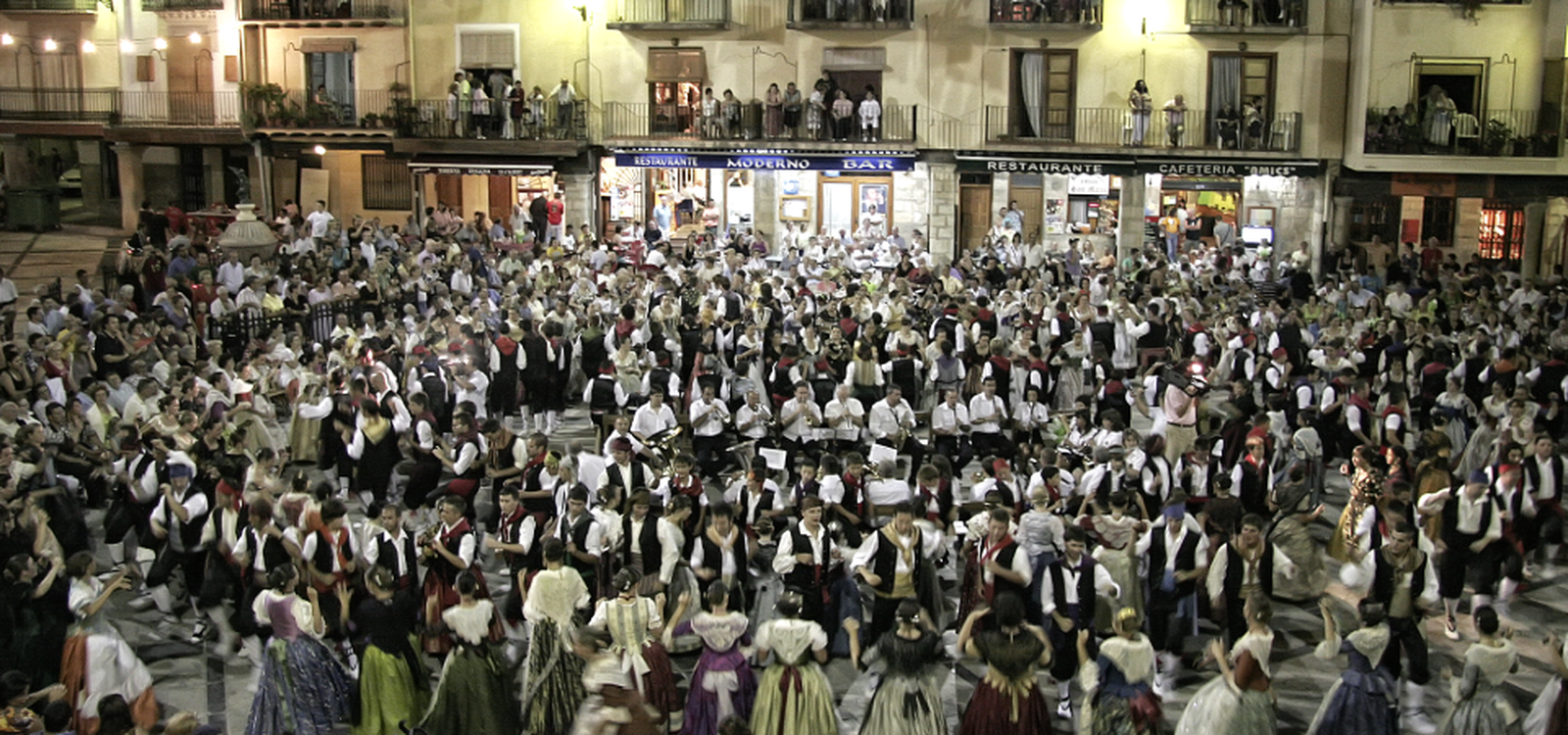 El ball pla és una dansa declarada festa d’interés turístic local de la Comunitat Valenciana