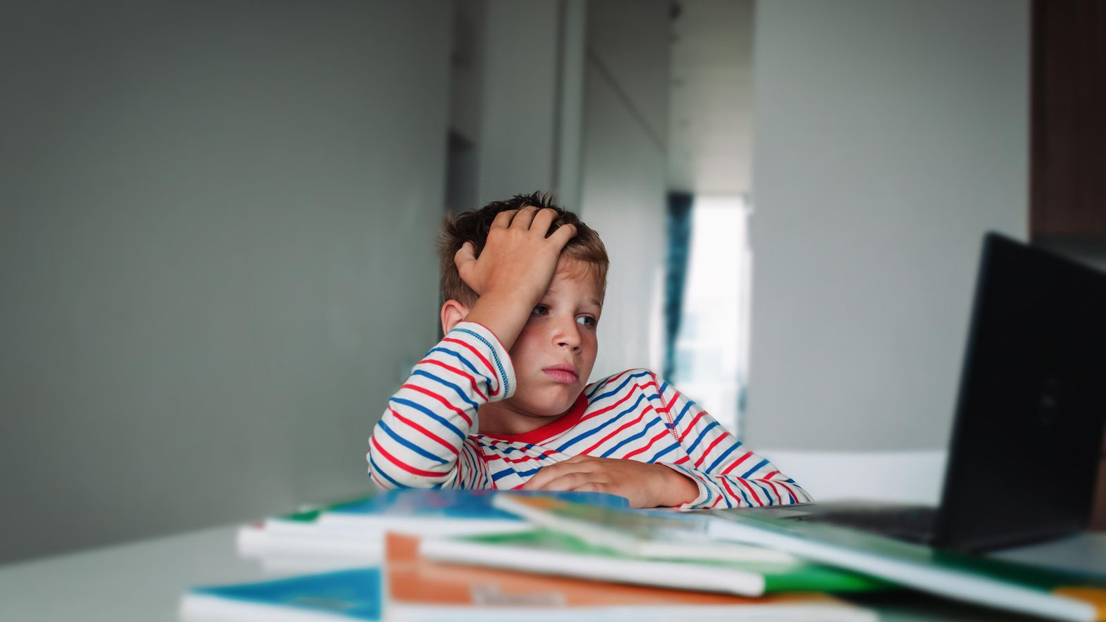 Xiquet trist i avorrit durant el confinament