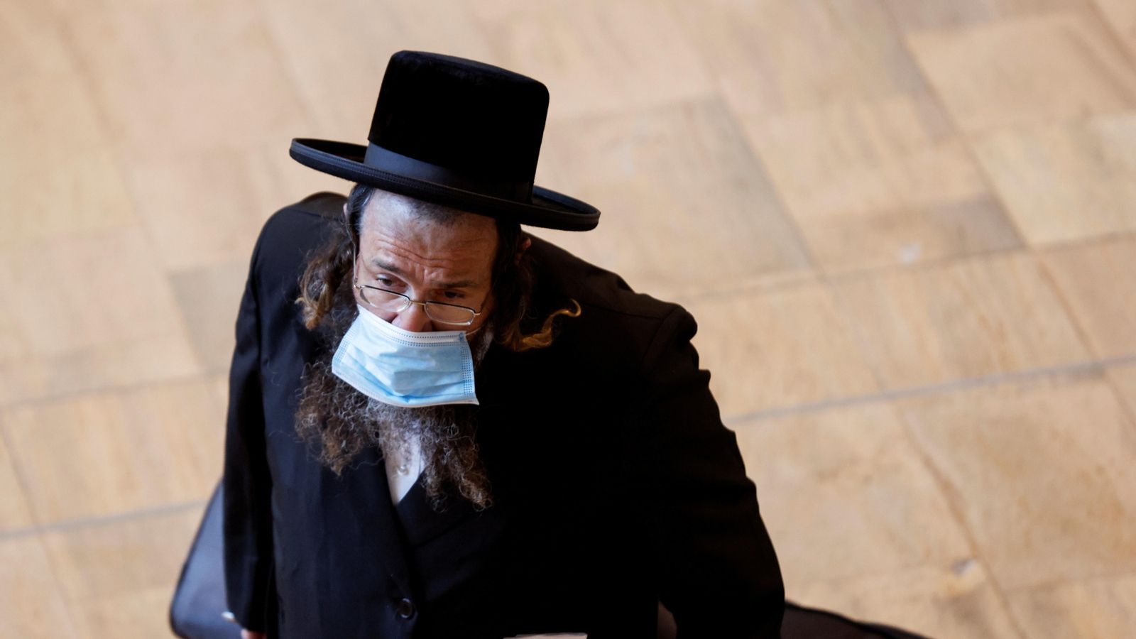 Un ciutadà d'Israel porta una mascareta a l'aeroport de Tel Aviv