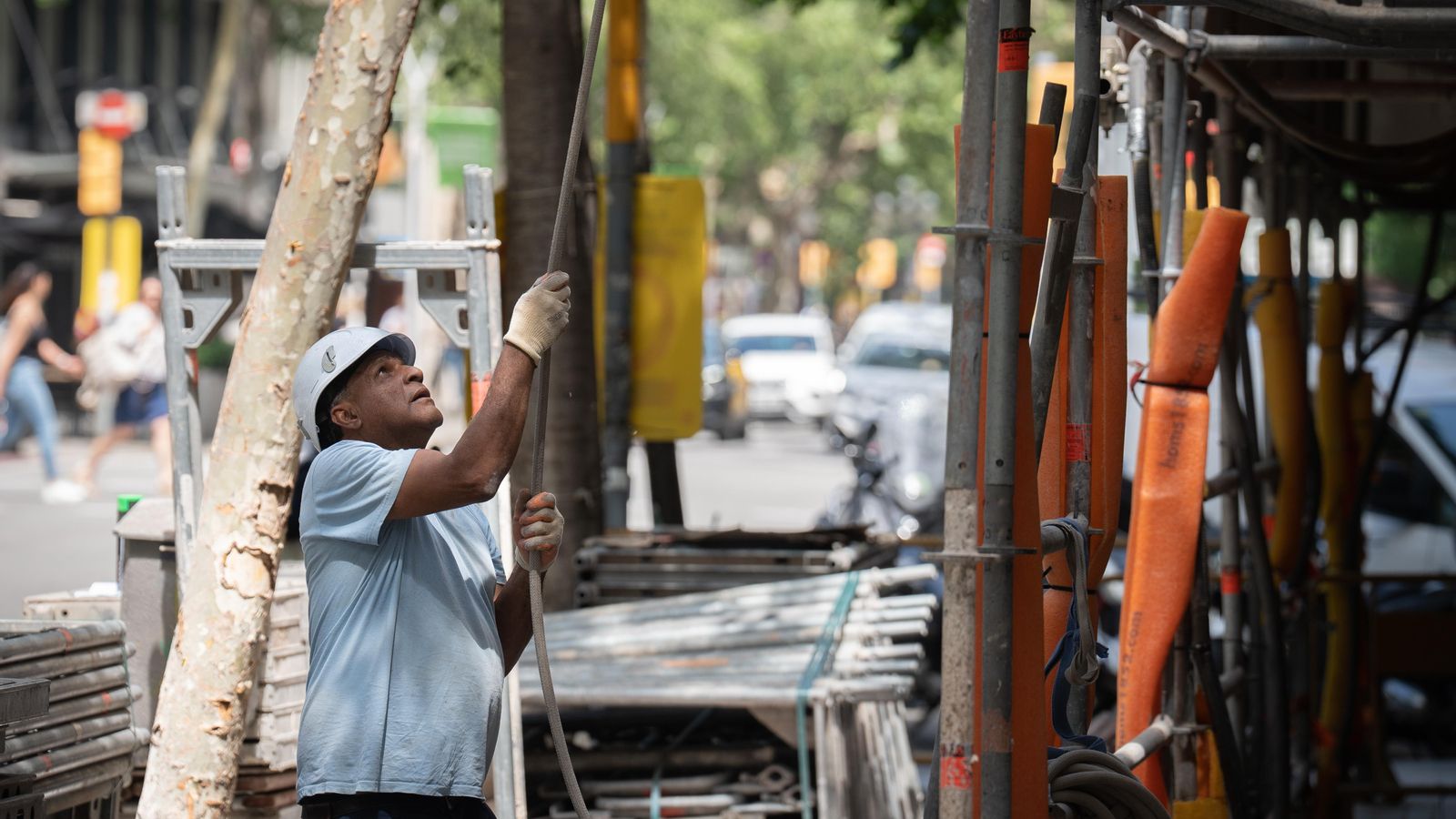 Un home treballa en la construcció (arxiu)