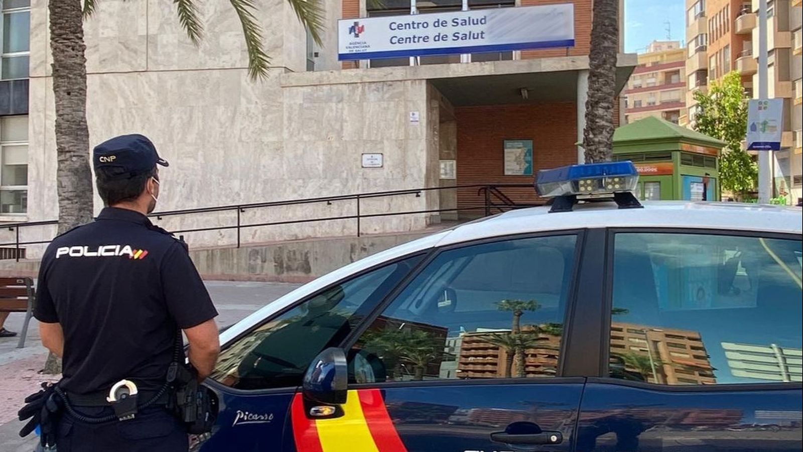 Un agent policial davant un centre de salut (arxiu)