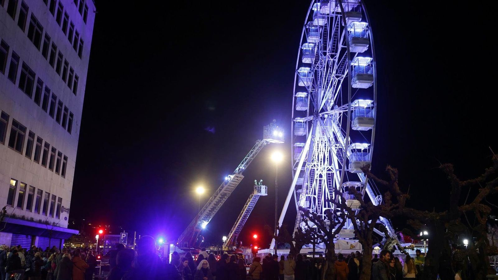 Els bombers van haver de servir-se de llargues escales per a rescatar els ocupants que havien quedats atrapats en la nòria