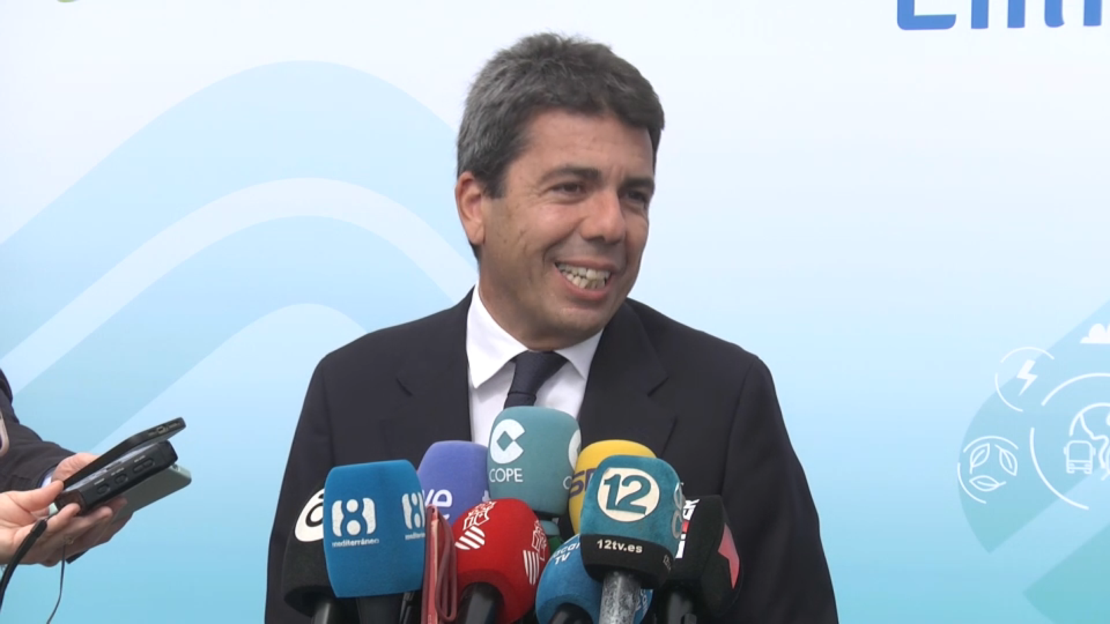El president, Carlos mazón, atén als mitjans de comunicació aquest dilluns a Alacant